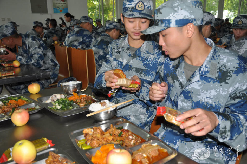 空軍新兵的伙食基本搭配和陸軍相似，節假日會加菜，比如中秋節會給大家配上月餅等節日食物。