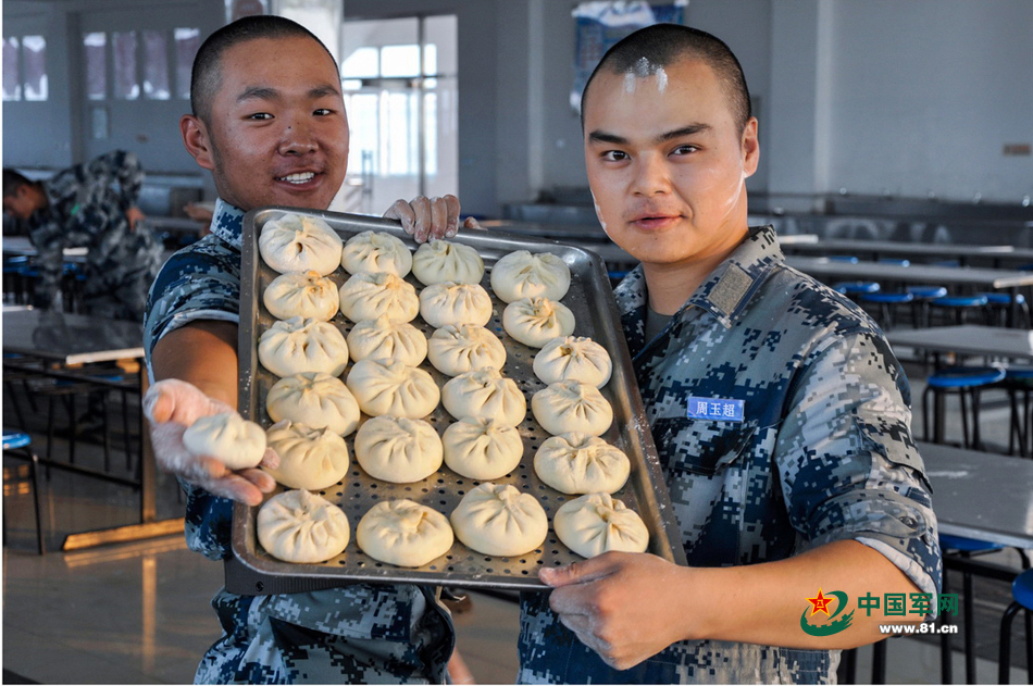 空軍新兵節假日自己動手做食物，增添了吃飯的樂趣。李國猛攝影