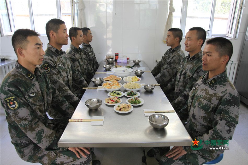 官兵端坐等待值班員下達開飯口令。