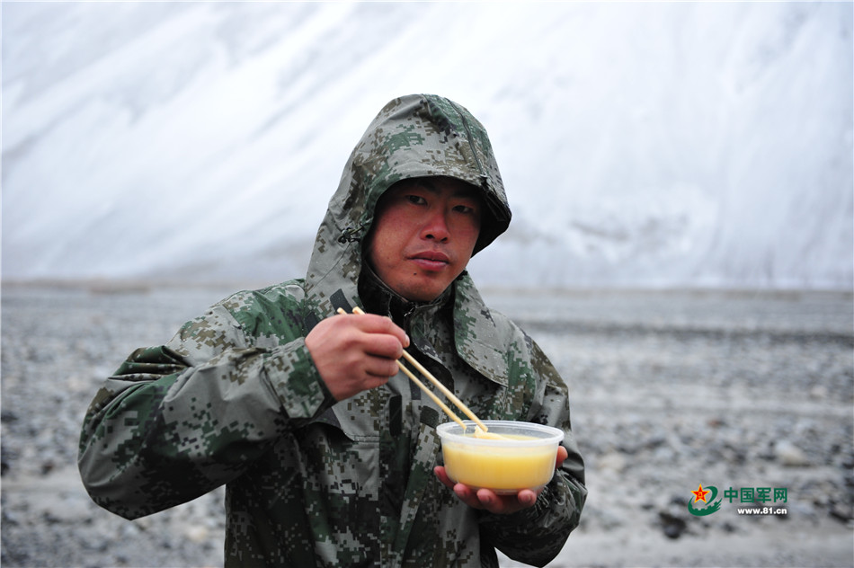 在帕米爾高原，晚上住宿在野外的巡邏官兵早上起來，能吃碗熱乎的粥是無比幸福的事情。王寧攝影