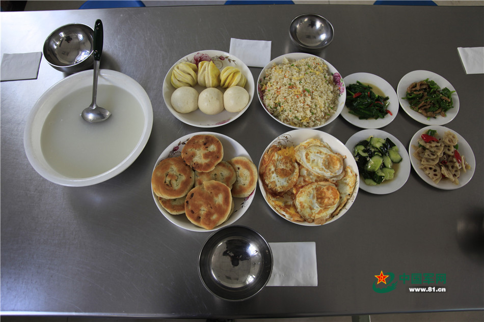 在新疆喀什軍分區的基層連隊，早餐一般有粥、四五個菜、雞蛋、牛奶，外加一些饅頭、花卷、米飯等主食