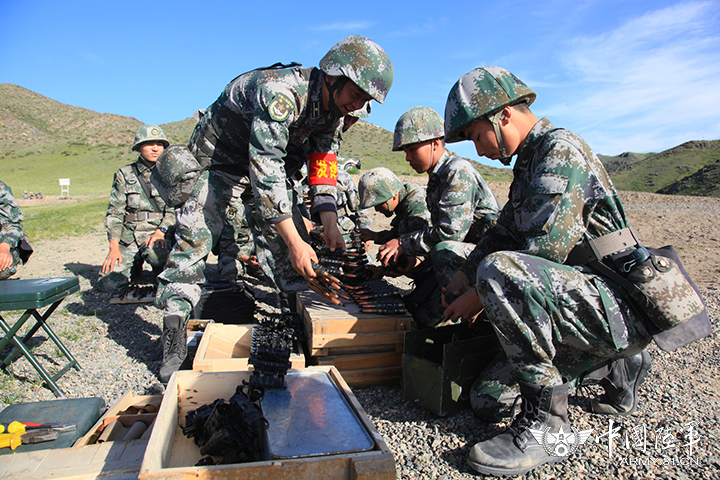 高清新疆塔城军分区边防团组织重火器实弹射击3