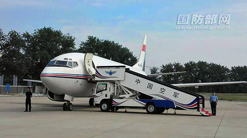 中國軍隊工作組乘軍機趕赴馬裡（圖片來源：國防部網站）