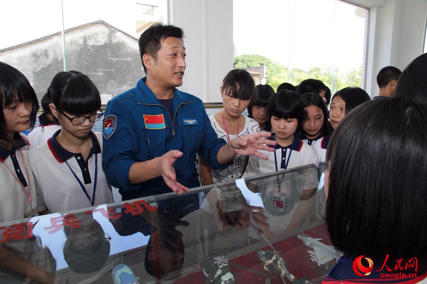 李小博大隊長在馮如中學為孩子們講解戰斗機特點。張煒哲 攝