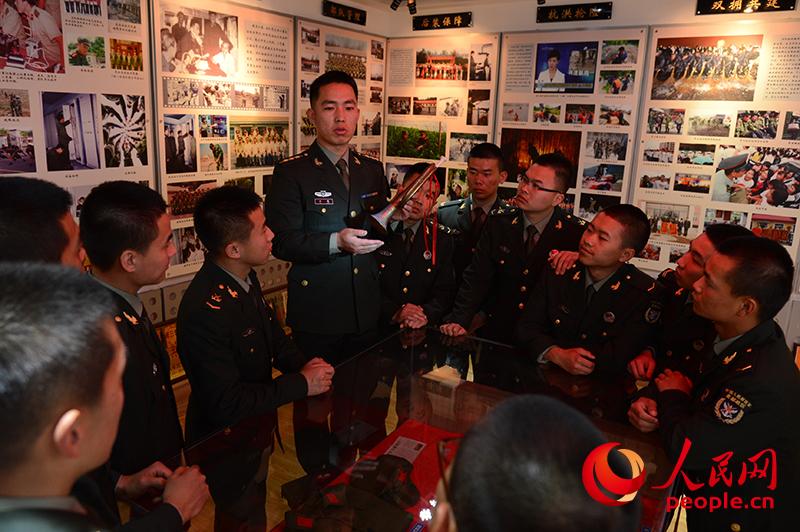 新兵下連第一件事就是參觀連隊榮譽室，了解連隊光榮歷史，聆聽革命先輩的英雄事跡。