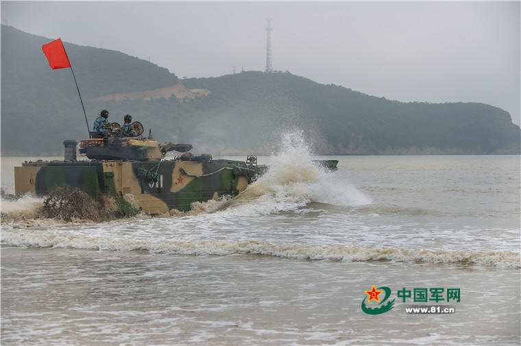 两栖战车下海训练。王佳寅摄