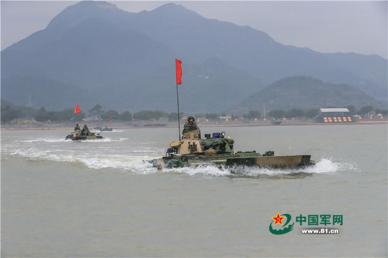 两栖战车正在进行海上编队长航训练。王佳寅摄