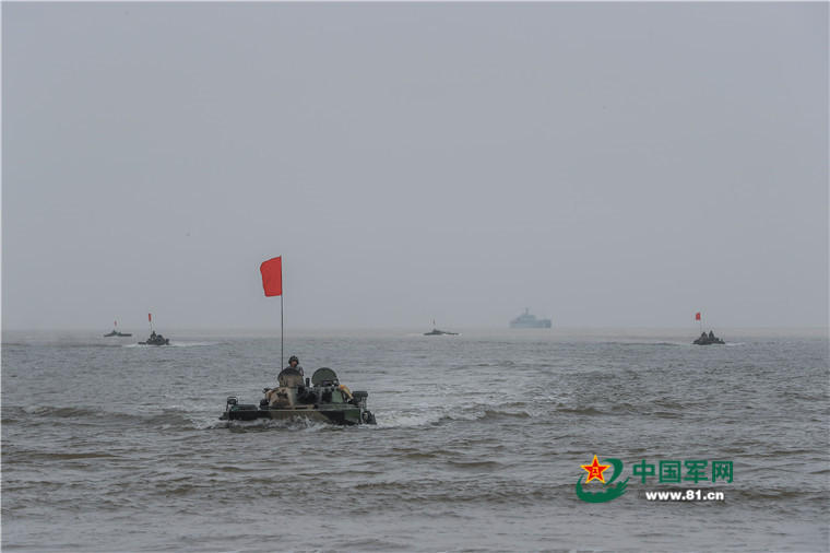 离开登陆舰后，两栖战车正在快速航行，准备抢滩登陆。王佳寅摄