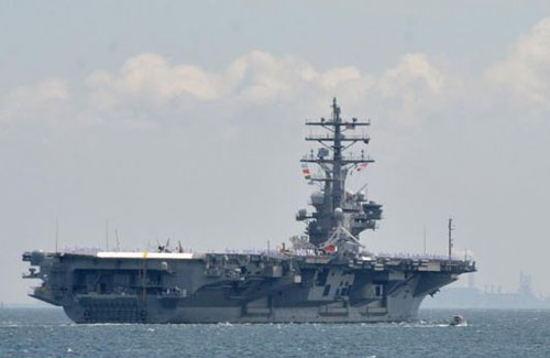 资料图片：6月4日，美海军“里根”号核航母驶离日本横须贺基地。