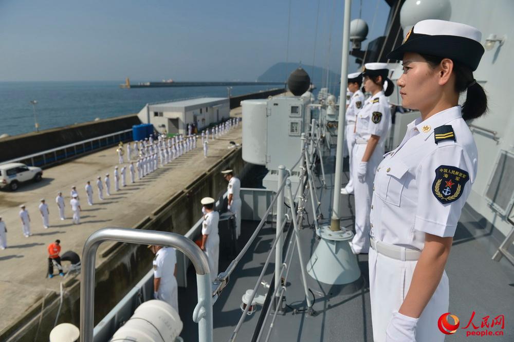 大慶艦靠釜山碼頭時艦艇女兵整齊列隊。張海龍攝