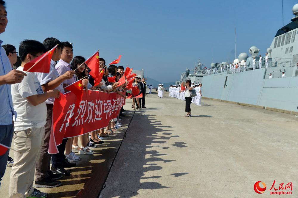 中資機構和華人華僑代表到碼頭歡迎編隊到訪。張海龍攝