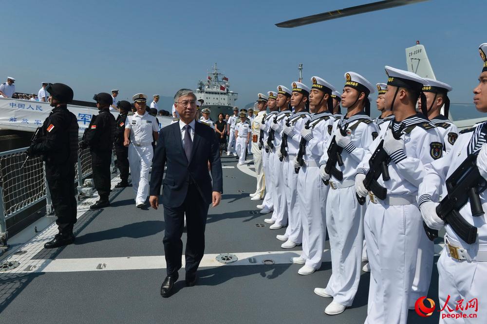 駐韓國大使邱國洪檢閱大慶艦水兵儀仗隊。張海龍攝
