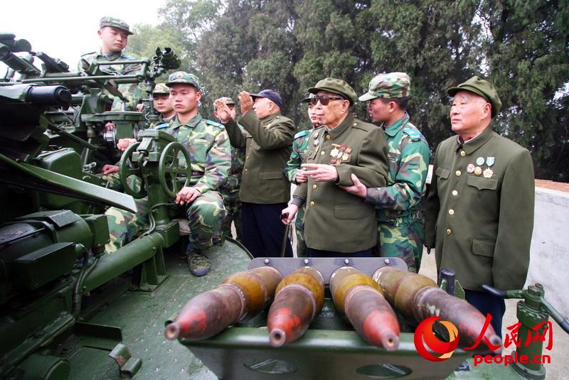 2007年，老團長張緒與報告團成員一起到高炮某團陣地與官兵講述革命傳統（劉志雲攝）