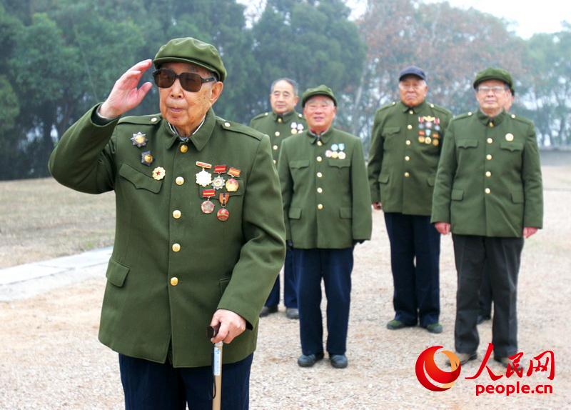 2007年，老戰士報告團成員來到高炮陣地，向戰士們致敬（劉志雲）