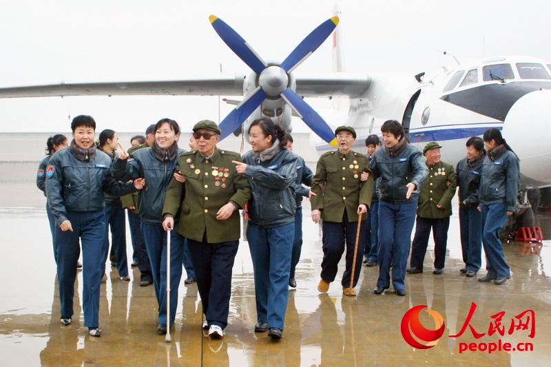 2007年12月，張緒和報告團成員冒雨到空軍某部機場與女飛行員座談交流（劉志雲攝）