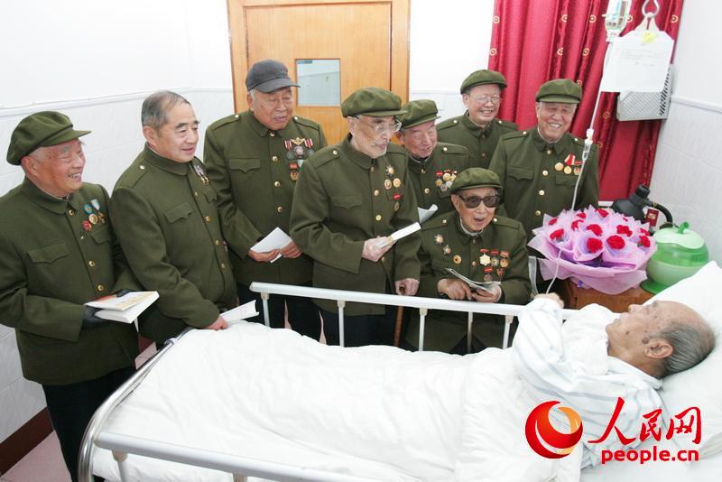 2007年12月，張緒帶領老戰士報告團看望病重在床的程遠（劉志雲攝）