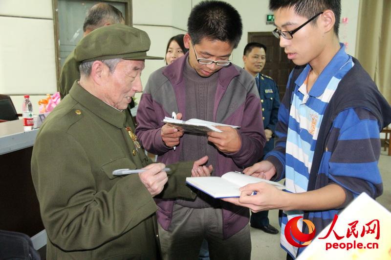 2011年11月，在華中師范大學報告后駱繼銘為大學生簽名（張垚攝）