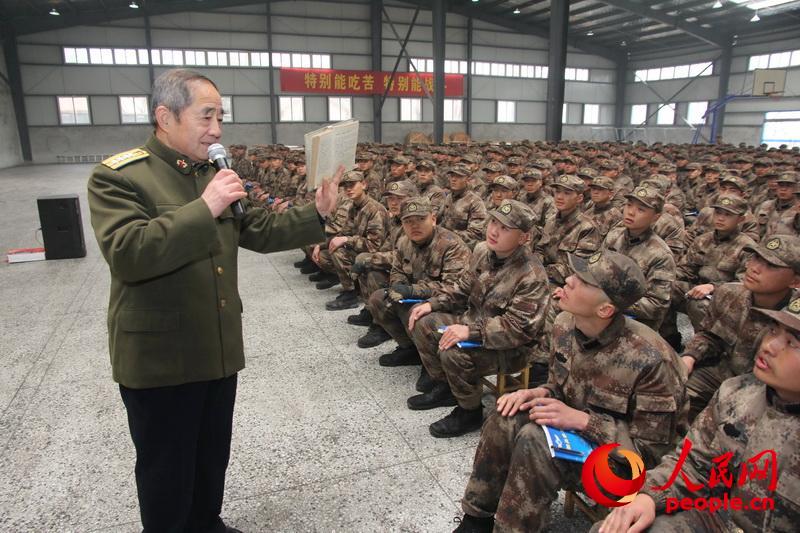 2011年1月，老戰士報告團副團長毛蘭成為官兵講述自己的親身經歷（張垚攝）