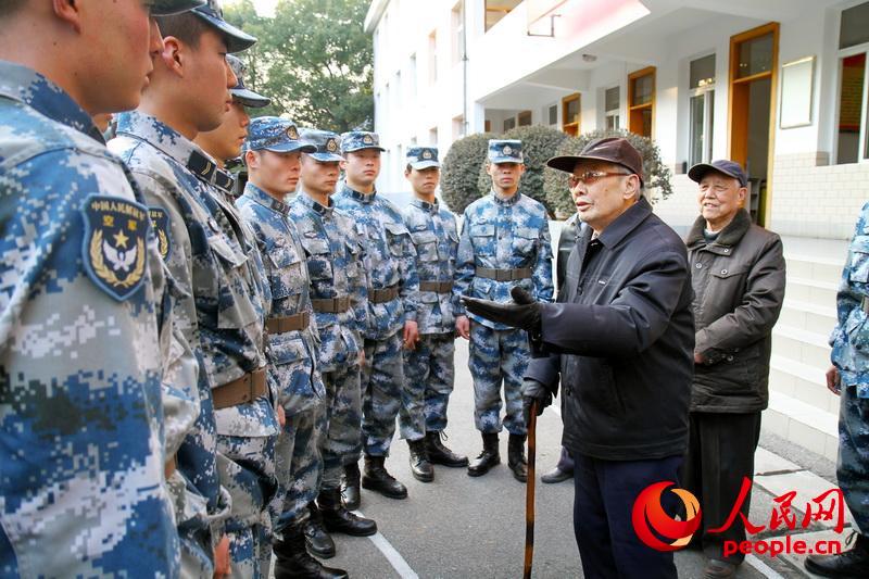 2012年，老戰士報告團春節走訪慰問警衛連（李中偉攝）