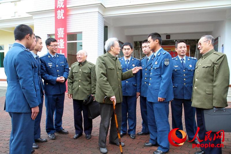 2012年11月，袁升科、楊東生、解生雲為高炮部隊官兵宣講十八大精神（李中偉攝）