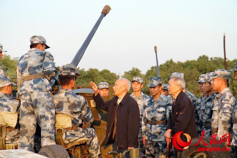 2012年10月，韓琳、袁升科在高炮陣地講光榮傳統（李忠偉攝）