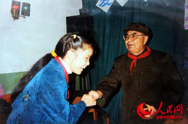  2000年11月，馬國昌在武漢盲童學校作完報告后與孩子親切握手（劉志雲攝）