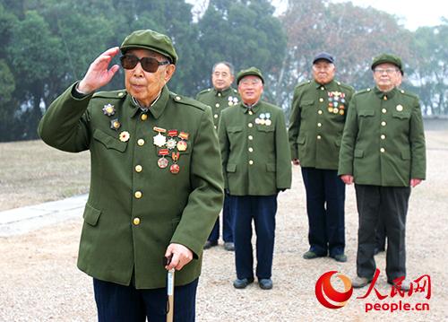 2007年，老戰士報告團成員來到高炮陣地，向戰士們敬禮（劉志雲 攝影 ）