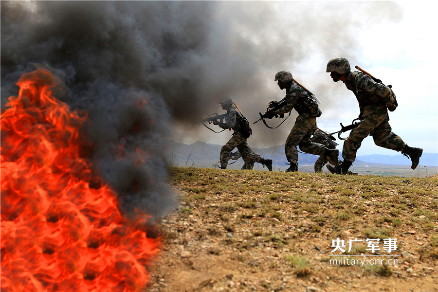 高清:新疆邊防團從難組織單兵演練 多科目輪番上陣