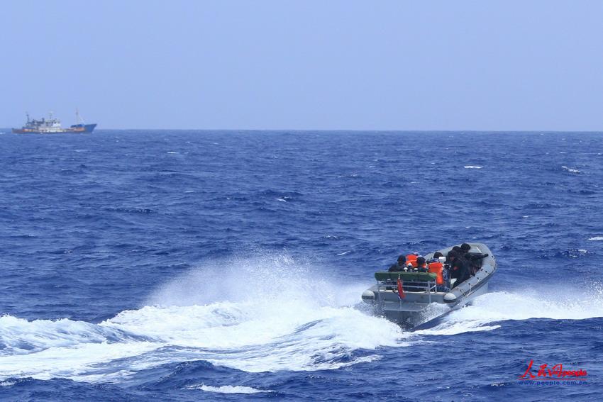 圖為特戰隊員乘小艇前往被護漁船   謝坤攝