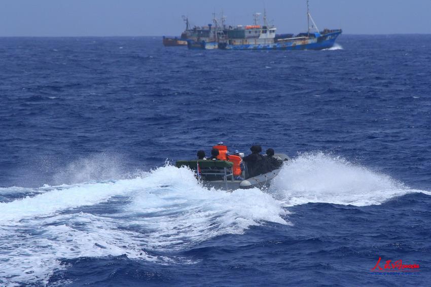 圖為編隊小艇前往“益豐7”號漁船接該船輪機長  謝坤攝