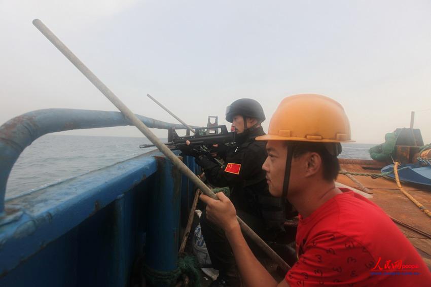 圖為特戰隊員和漁船船員共同組織反海盜演練  謝坤攝
