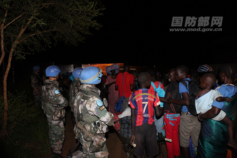 當地時間7月8日，在南蘇丹聯合國UN House超級營地北側，政府軍與反政府武裝發生激烈交火。我維和部隊保護難民。姜博 攝