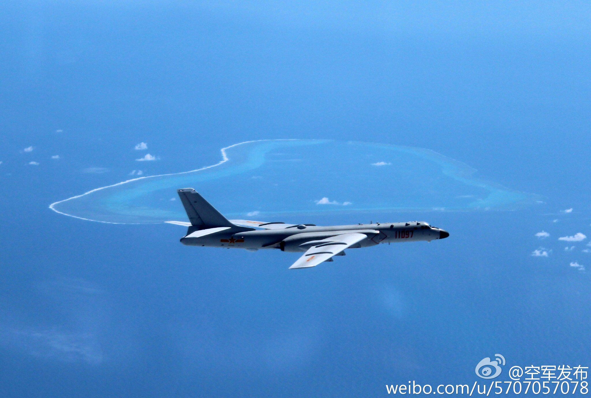 高清:空军首曝轰-6K巡航黄岩岛照片
