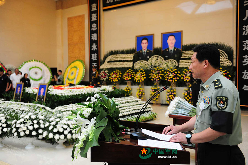 第20集團軍副政委李振領宣讀烈士通知書。