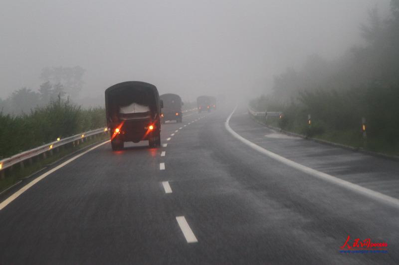 機動途中，遇暴雨及濃霧