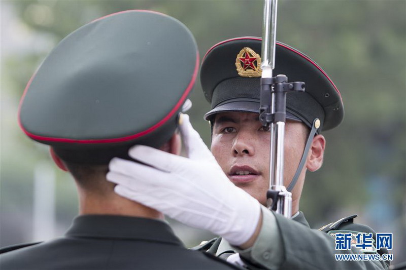  7月29日，中國人民解放軍陸海空三軍儀仗隊教官在駐地指導隊員訓練。 陳益宸攝
