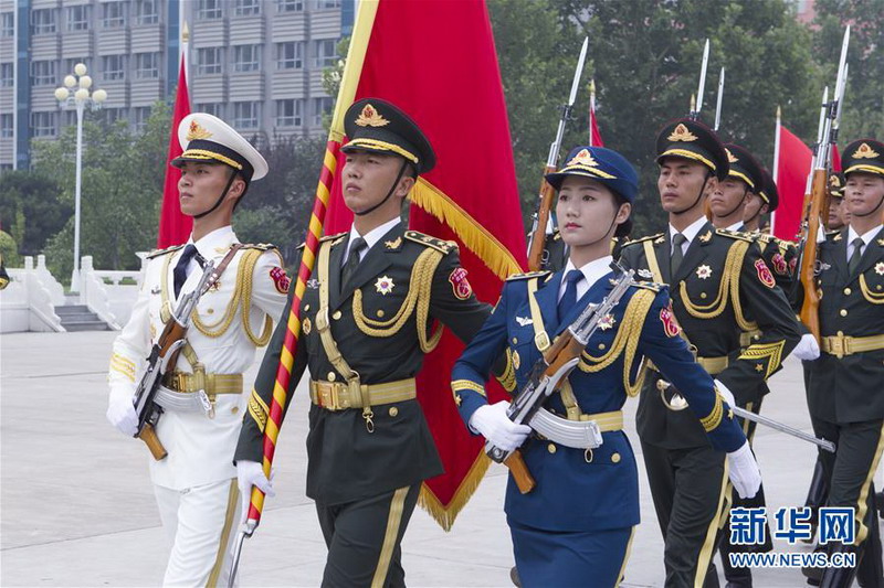 7月29日，在中國人民解放軍陸海空三軍儀仗隊駐地，儀仗隊步入檢閱場。 陳益宸攝