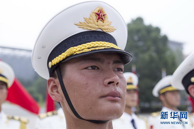 7月29日，中國人民解放軍陸海空三軍儀仗隊隊員在駐地訓練。 陳益宸攝