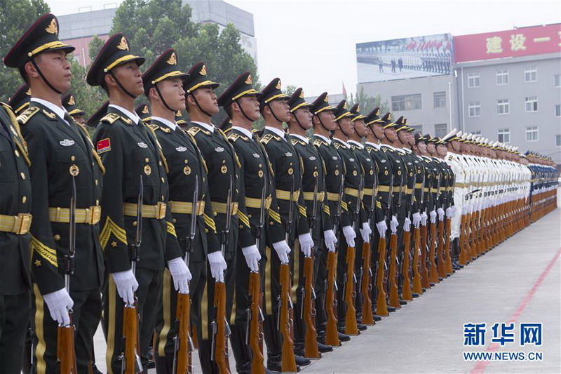  7月29日，中國人民解放軍陸海空三軍儀仗隊隊員在駐地列隊等待接受檢閱。陳益宸攝