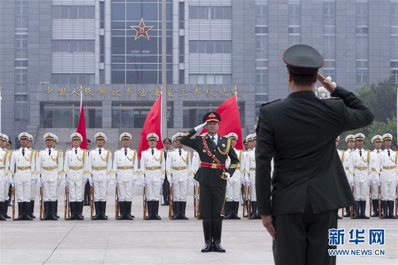  7月29日，在中國人民解放軍陸海空三軍儀仗隊駐地，三軍儀仗隊副政委、執行隊長李強（左）向檢閱者報告。 陳益宸攝