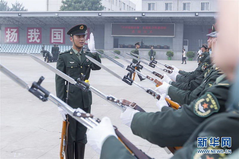 7月29日，中國人民解放軍陸海空三軍儀仗隊教官（左）在駐地指導隊員訓練。陳益宸攝