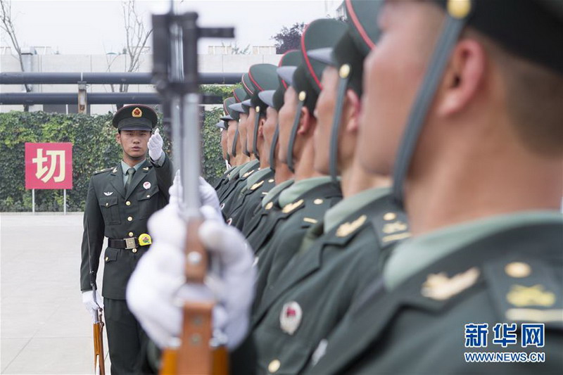 7月29日，中國人民解放軍陸海空三軍儀仗隊教官（左）在駐地指導隊員訓練。 陳益宸攝