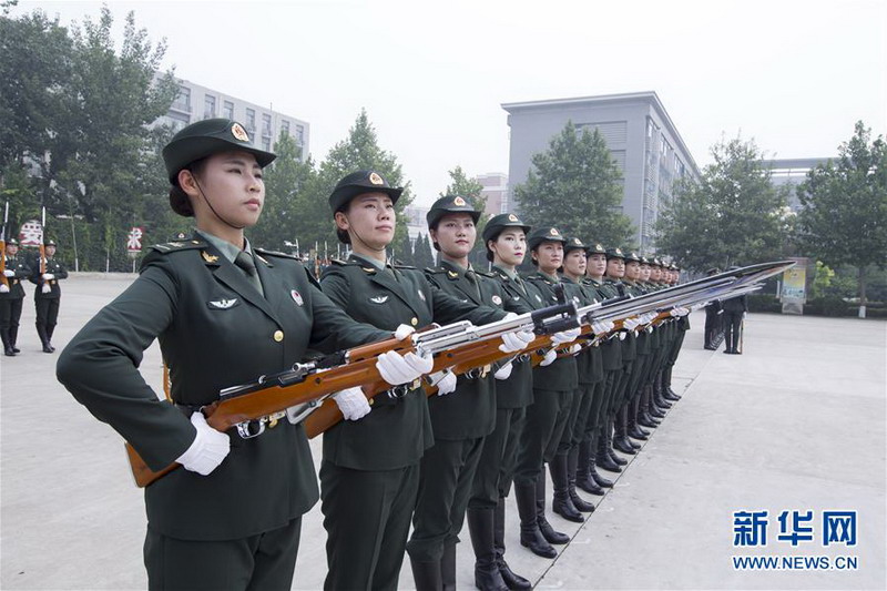  7月29日，中國人民解放軍陸海空三軍儀仗隊隊員在駐地訓練。 陳益宸攝