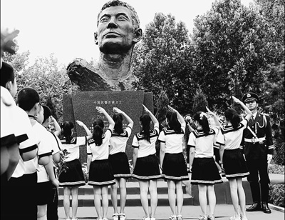 七月二十六日，河北省滄州市烈士陵園，少先隊員們向張楠塑像敬禮。 陳 斌攝