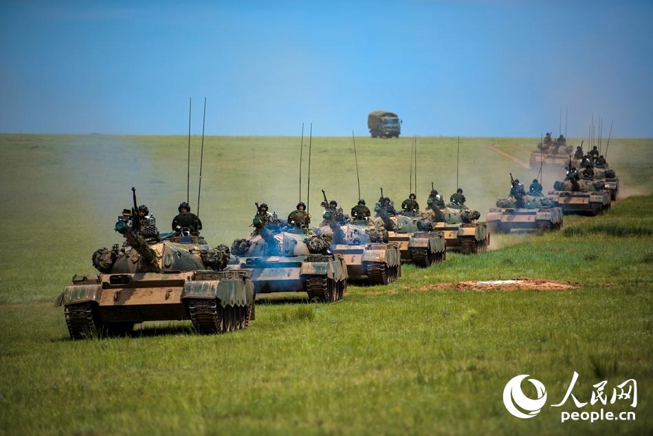 “紅軍”坦克疾速行進。( 攝影：人民網 趙鐸)