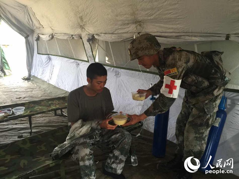 一名戰地醫生正在救治傷員。（攝影：人民網 楊馥瑋）