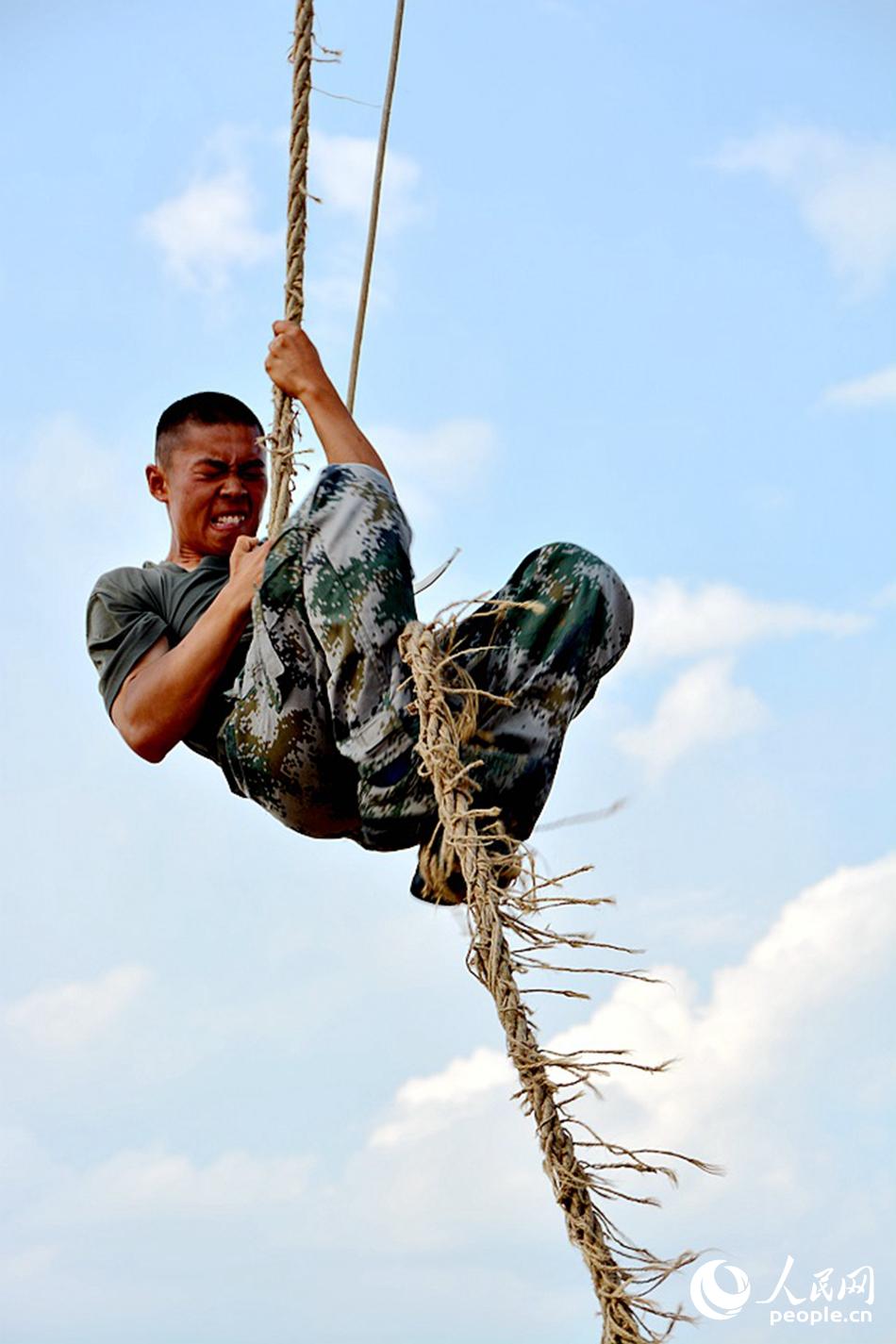 烈日下，一名駐訓部隊戰士正在“玩命”訓練。（攝影：人民網記者 張希）