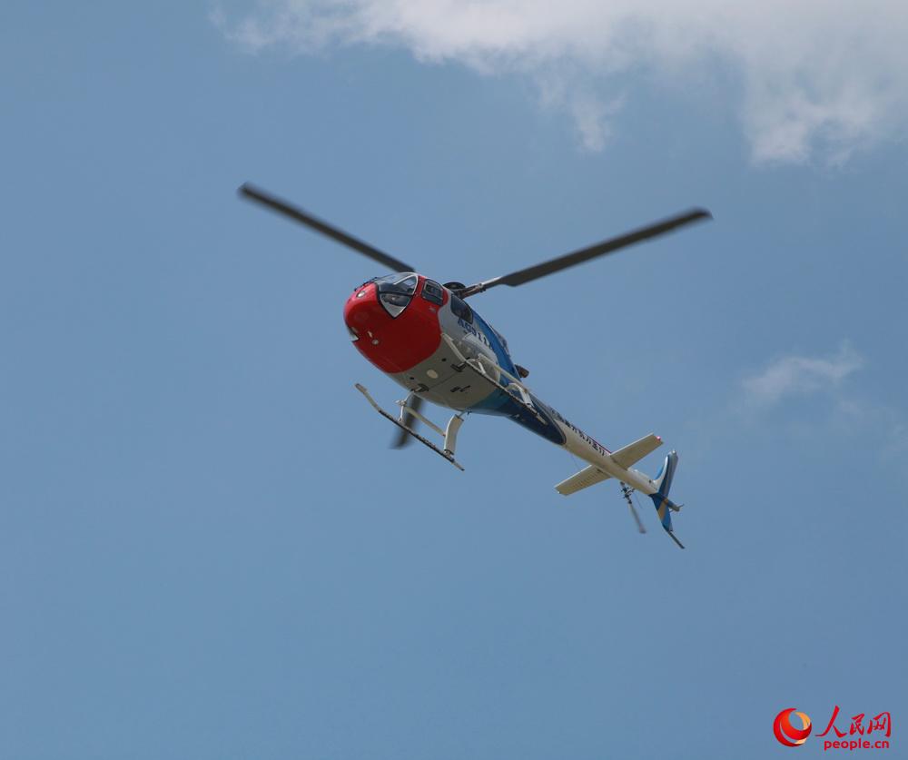AC311A型直升機通場而過。邱越攝