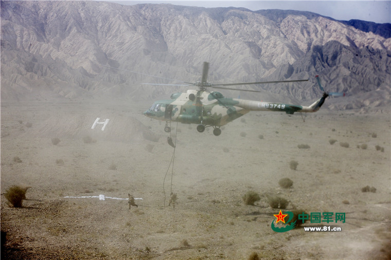 8月17日，該旅直升機搭載特戰隊員實施敵后滑降突襲。張立攝