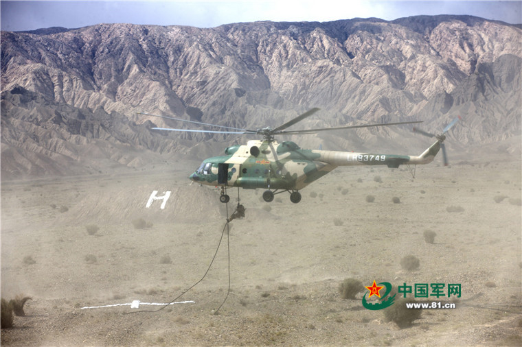 8月17日，該旅直升機搭載特戰隊員實施敵后滑降突襲。 張立攝